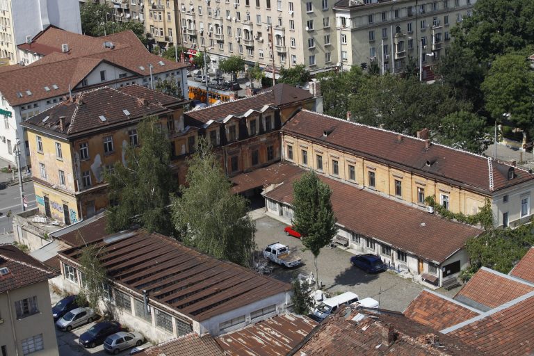 Новият собственик на “царските конюшни” планира да строи модерна сграда