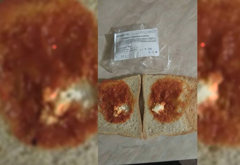 Сиренето в сандвича за красота, за цвят, да не им е еднообразно на децата