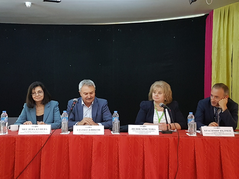 Меглена Кунева: МОН работи с общините за реформата в образованието