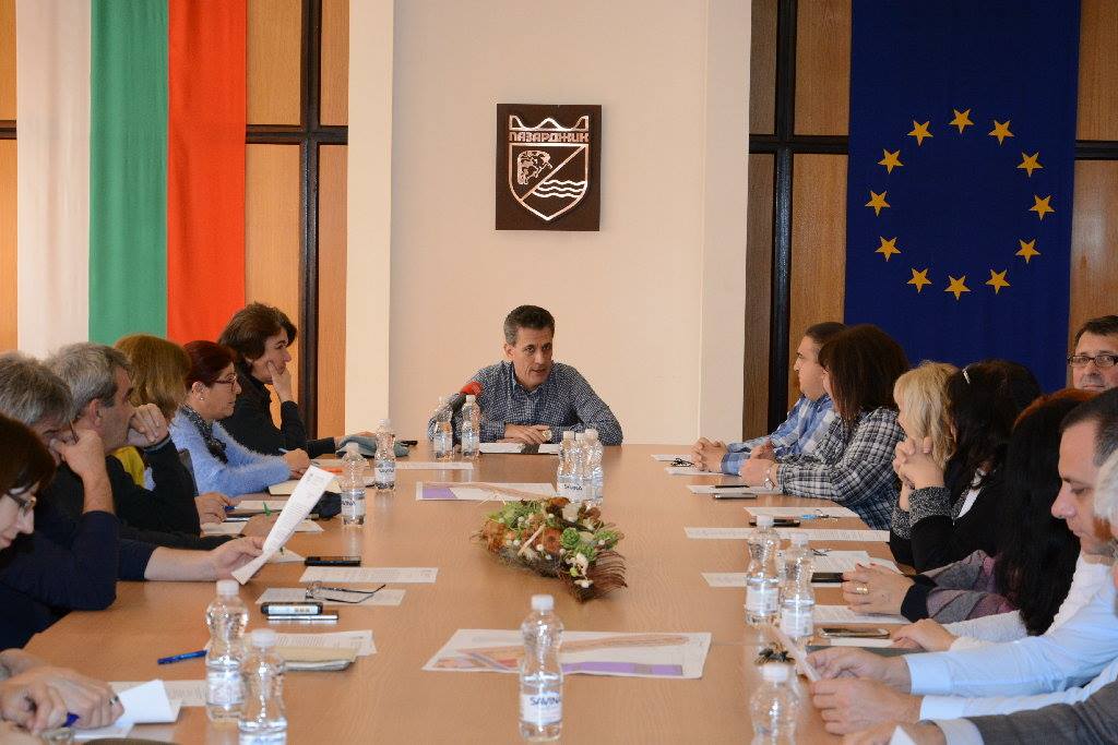 Кметът на Пазарджик обеща поне 3 год. да не пипа данък сгради и МПС