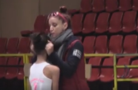 Видео показва грубо отношение на треньорка по художествена гимнастика към момичета