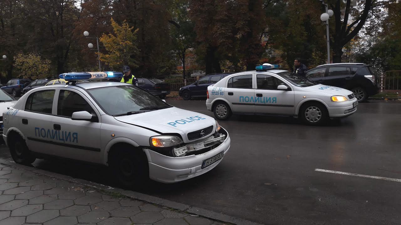 Пиян се блъсна в полицейска кола