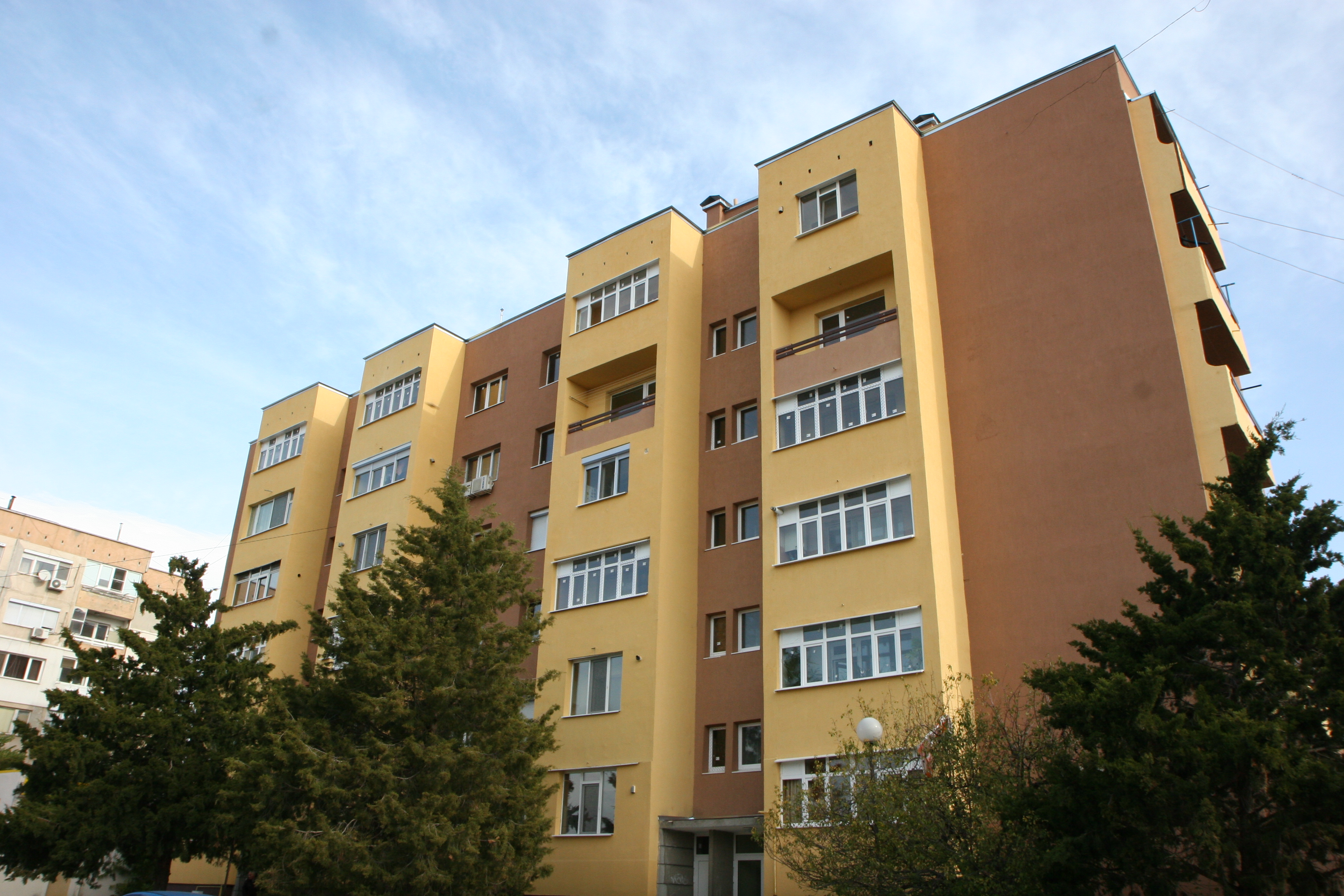 Санираха първите два блока в Нова Загора