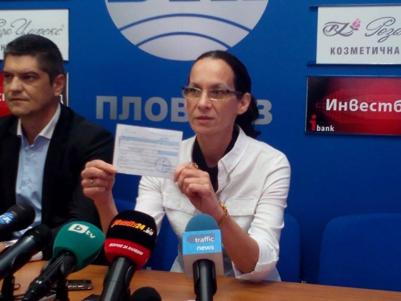 Вдовица на жертва на пътя върна парите на семейството, отнело мъжа й