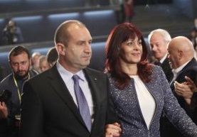 Аплодисменти за новия президент и съпругата му в операта
