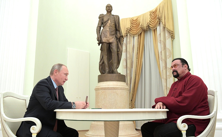 Владимир Путин даде руски паспорт на Стивън Сегал (снимки)