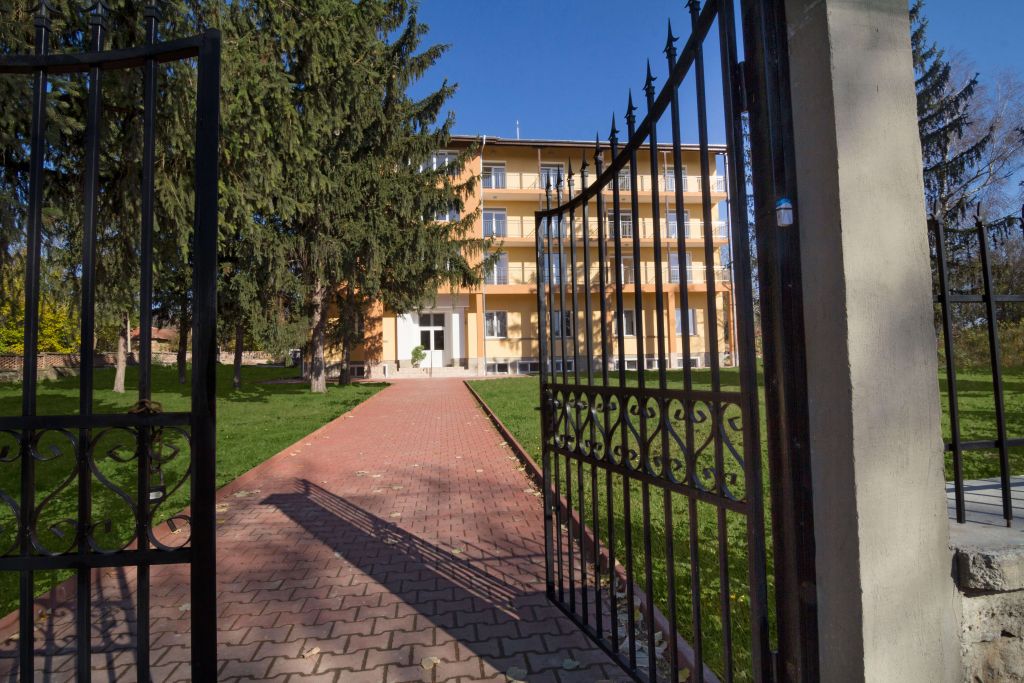 Превърнаха бивше училище в старчески дом