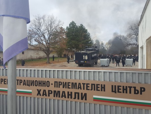 Укрепват оградата на центъра в Харманли