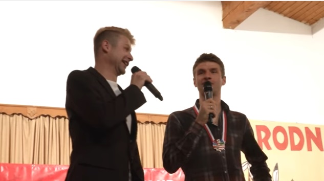 Звезда на "Байерн" и фен изпяха "Тиха нощ, Свята нощ!" (ВИДЕО)