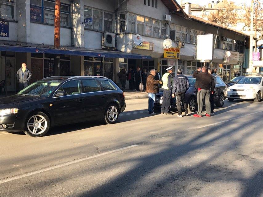 Младеж скача по коли и ги потроши