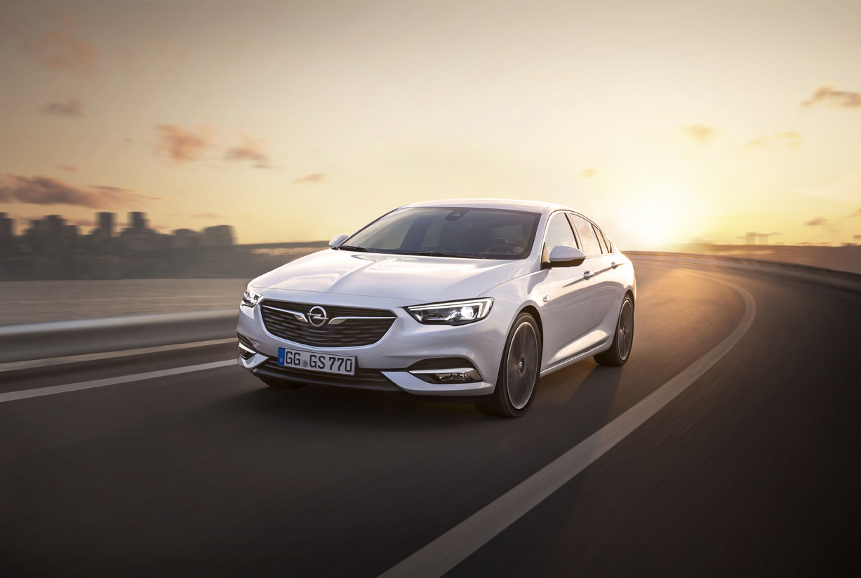 Фаровете на новата Insignia светят на 400 м