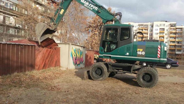 Хвърлят тежка техника срещу незаконните гаражи в "Кършиака"