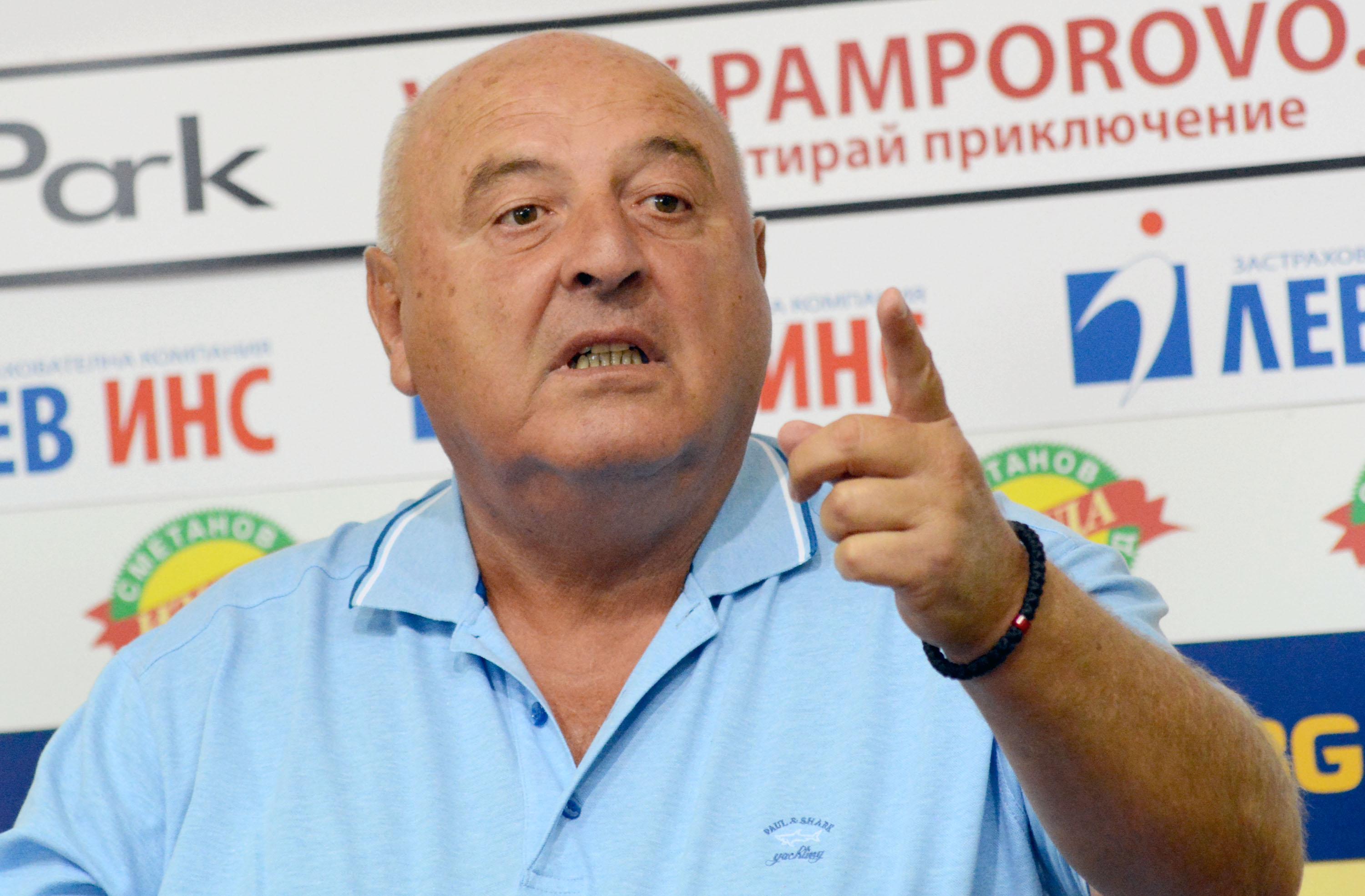 Шефът на „Славия“ ругае лигата и съдиите