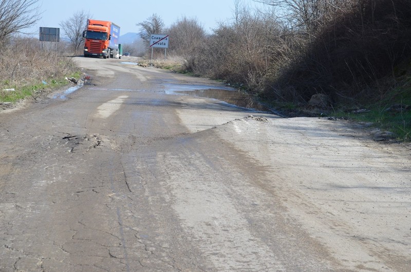 Опасно свлачище се раздвижи край Лом
