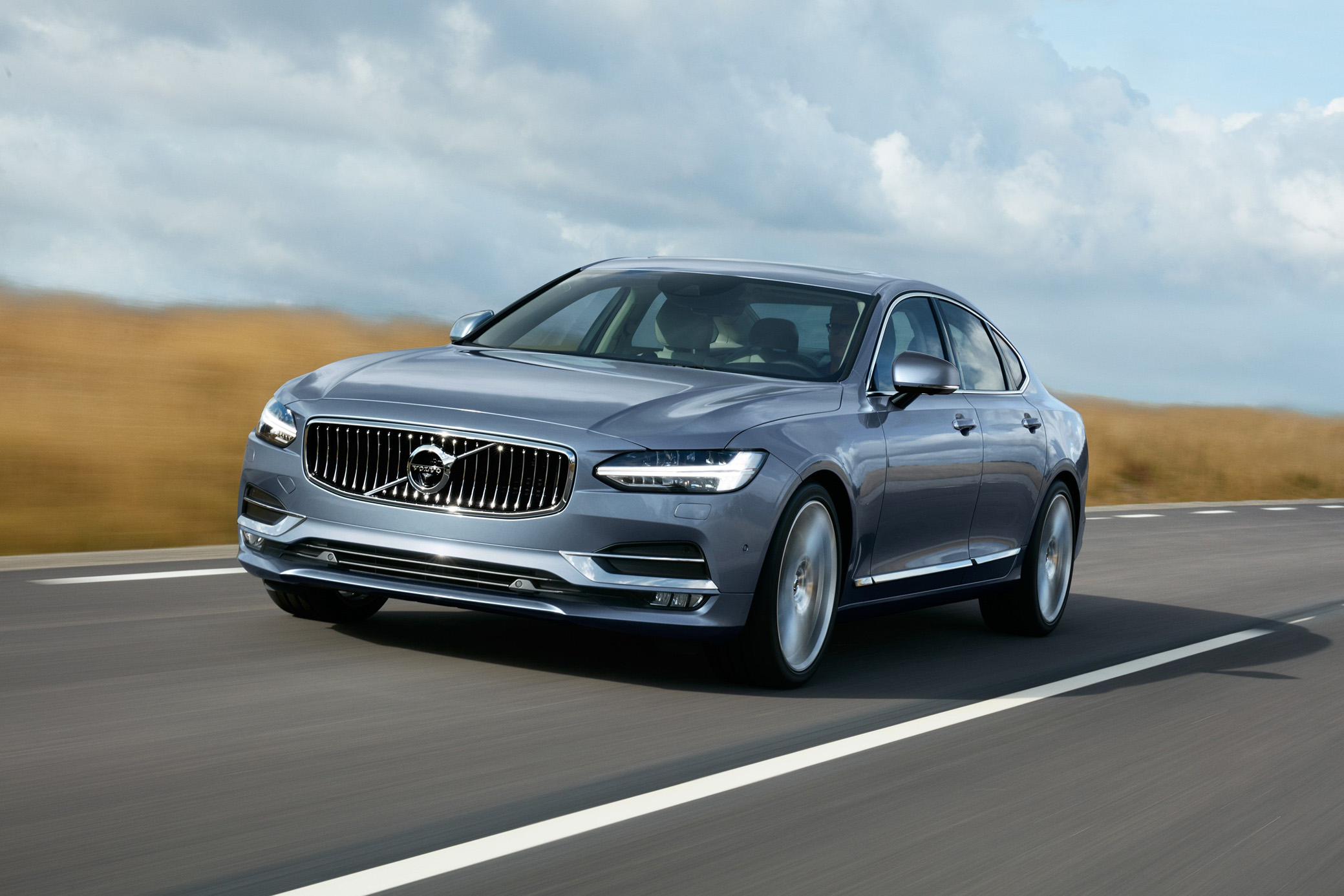 Северното сияние изгрява на пътя с новото Volvo S90