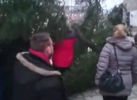 Задържаха петима жители на Гърмен, опитали да поставят елха в центъра