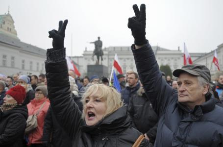 Трети ден продължава блокадата на полския парламент