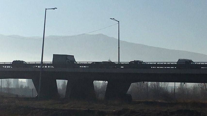 Километрично задръстване преди летище София, колите изчакват още от Цариградско шосе