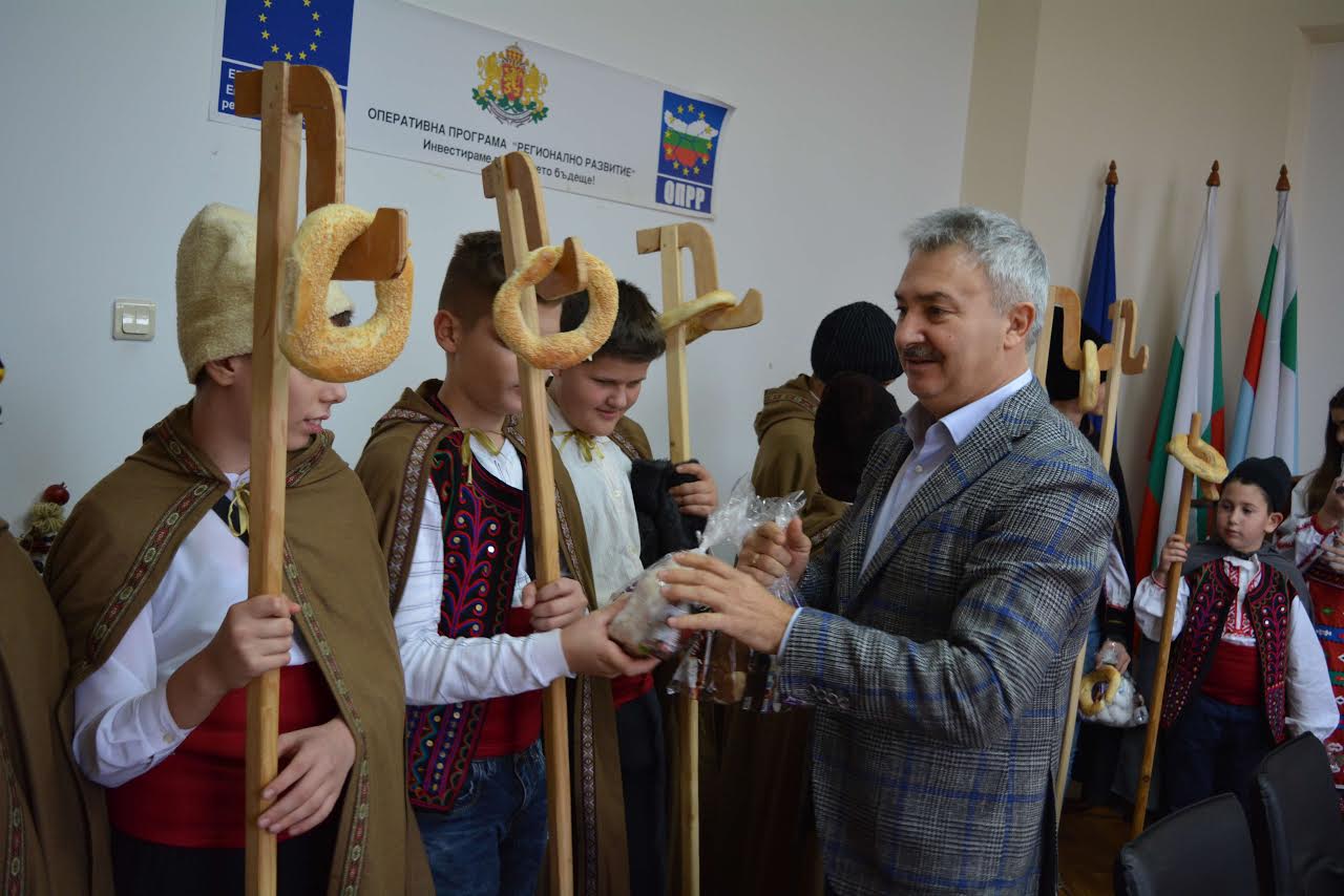 Коледари поздравиха кмета на Монтана