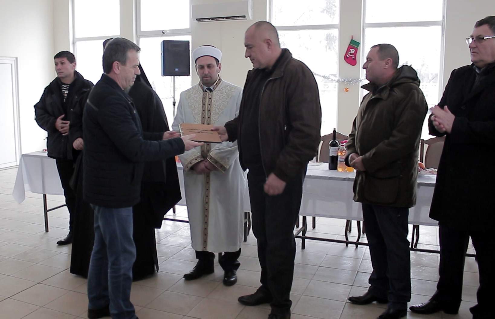 Борисов в Хитрино: Нека си пожелаем само мир - владиката и мюфтията да са заедно