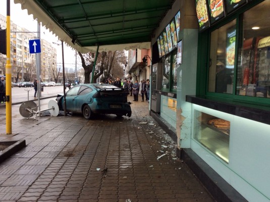 Автомобил се заби в заведение за бързо хранене в столицата, пешеходка пострада (снимка)