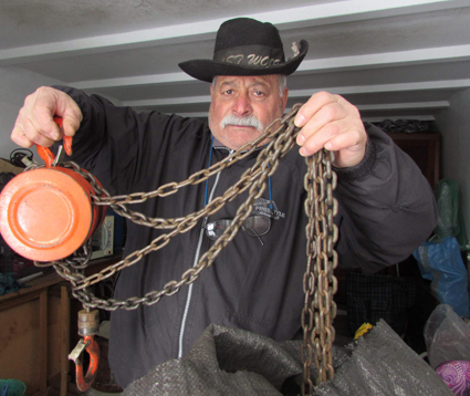 Лютата зима е златна мина за коминочистач от Шумен