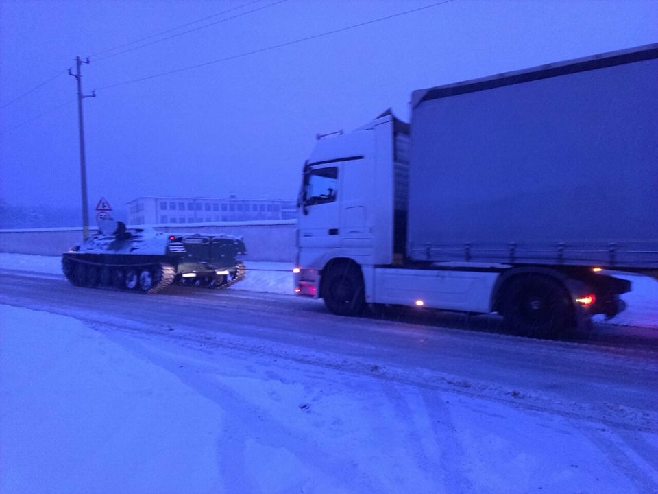 Бронетранспортьор вади закъсали в преспите тирове в Карлово