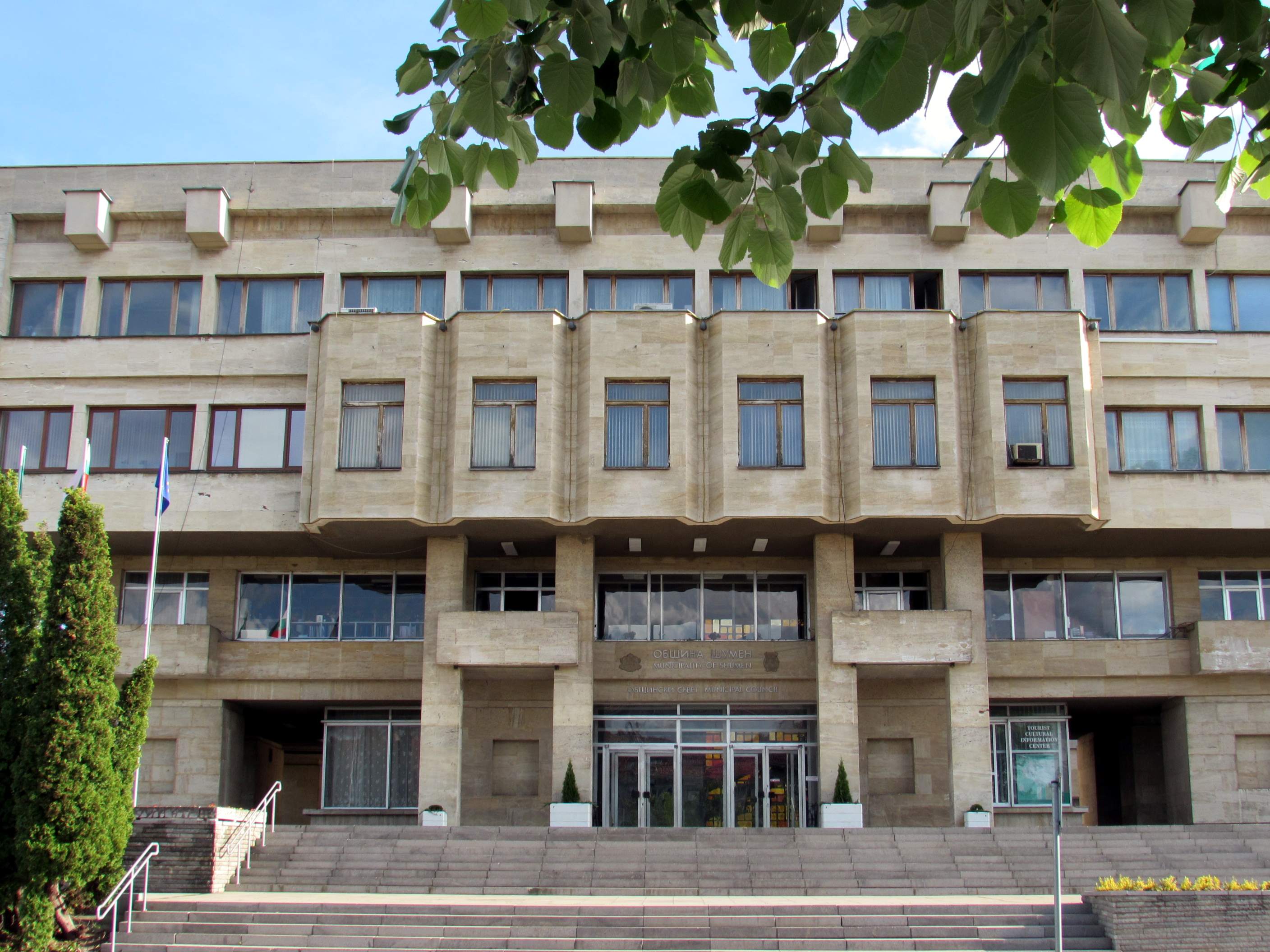 Община Шумен получи бивши казарми