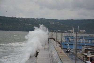 Пристанище Варна е затворено за ненатоварени кораби