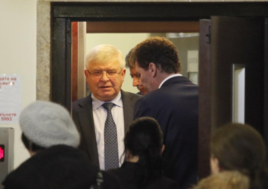 Служебният кабинет подписва празен чек на ЦИК заради машините за гласуване