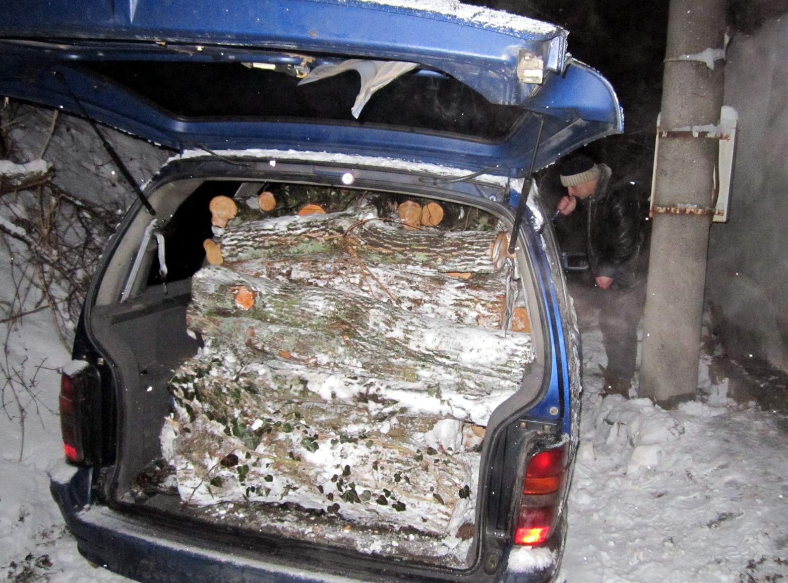 Погнати бракониери зарязаха бус с дърва