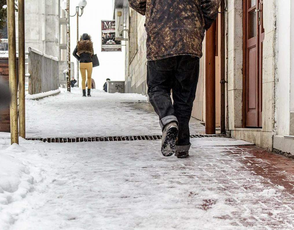Петима се потрошиха на леда в Шумен