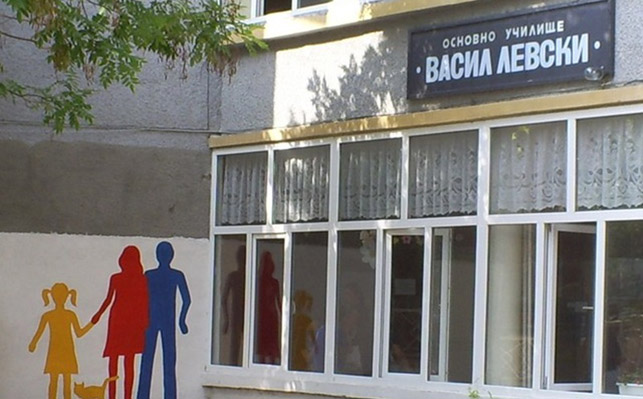 Училище на 157 г. се бори срещу закриване