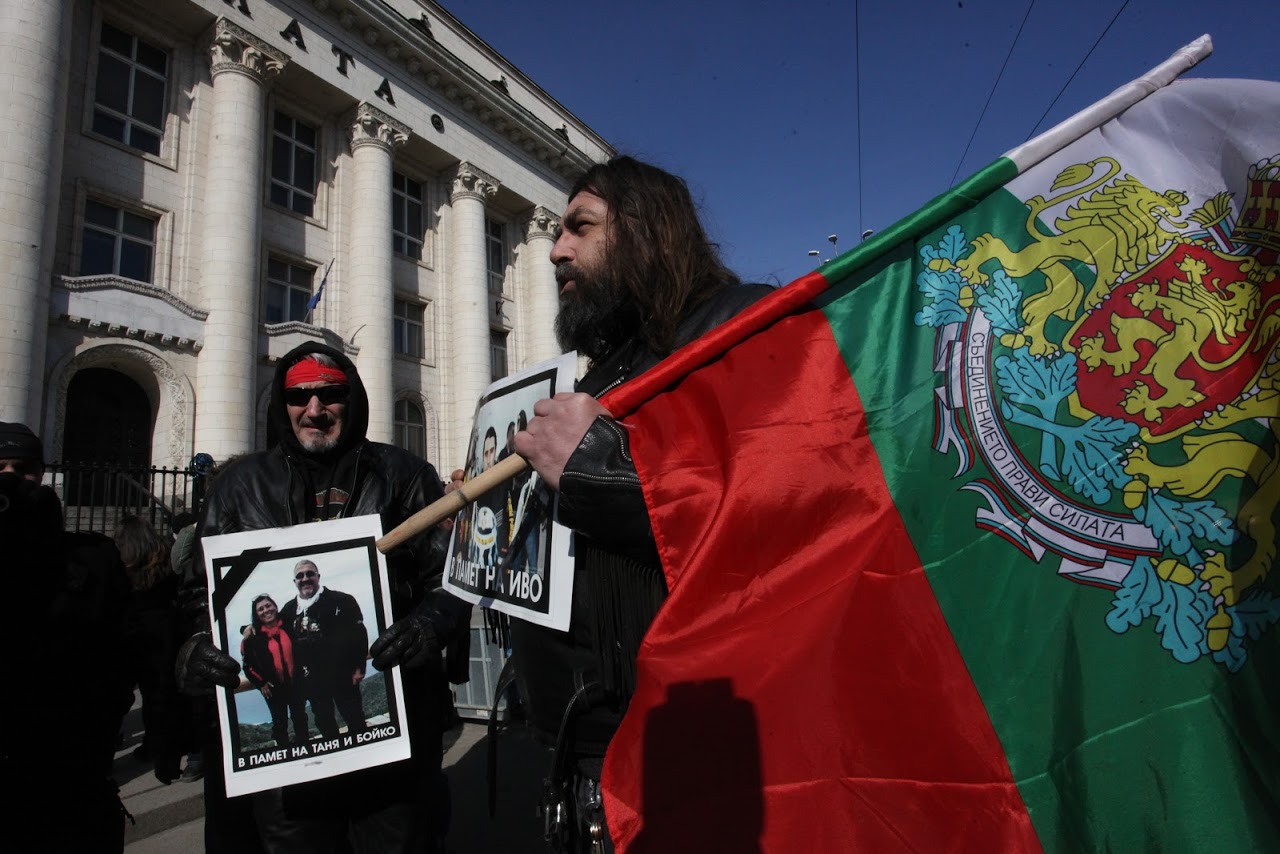 Мотористи протестираха пред Съдебната палата, поискаха справедливи присъди за инциденти на пътя (СНИМКИ)