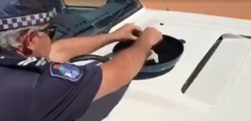 Вижте как полицай изпържи яйце на капака на колата си в Австралия