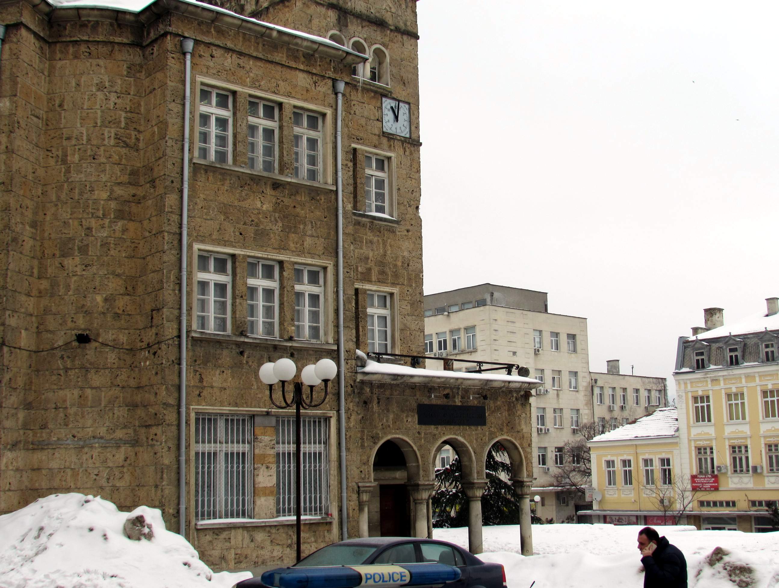 Селски хулиган обърна полицията на хотел