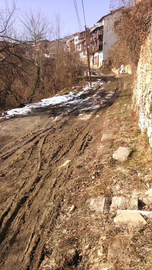 Десетки търновци тънат в кал в старинната част на града