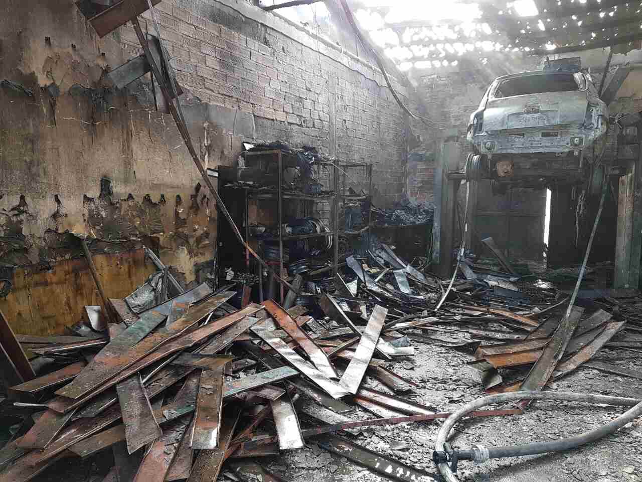 Пожар унищожи автокъща в Свищов