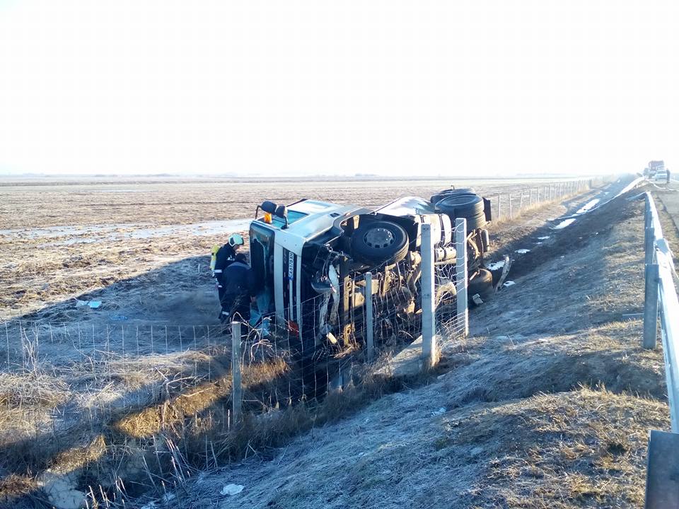 Затвориха "Тракия" между Стара и Нова Загора заради преобърнала се цистерна