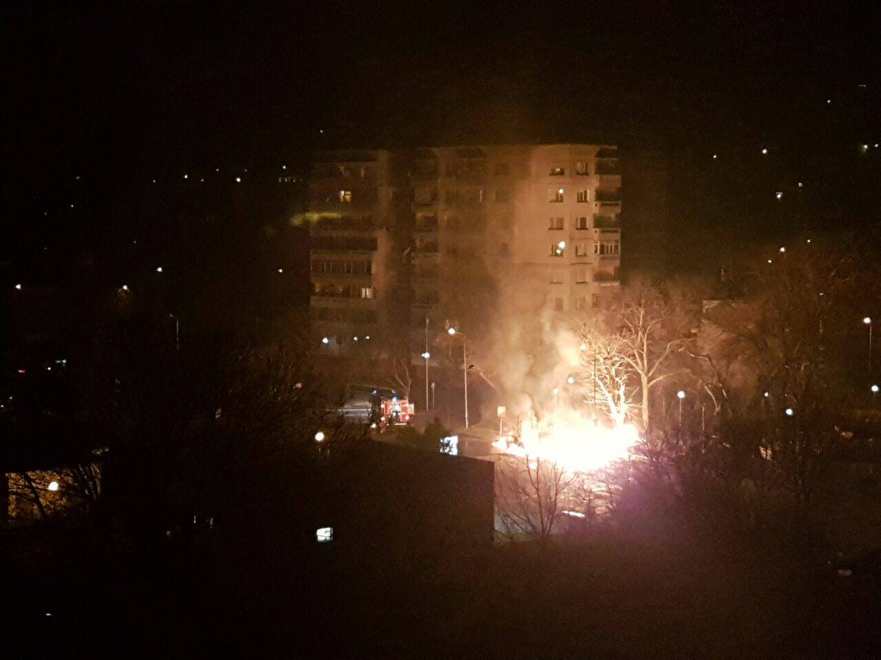Такси горя в Шумен, шофьорът в ареста - пречил на пожарникарите (ВИДЕО)