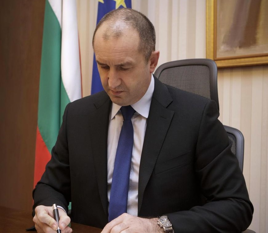 Давате ли си сметка какви ги вършите, господин президент