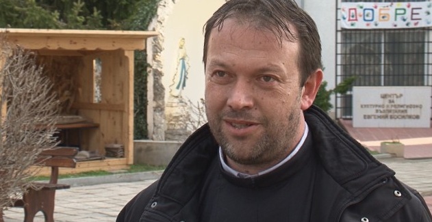 Отец Паоло Кортези, опитал да приюти сирийско семейство в Белене, напуска страната ни