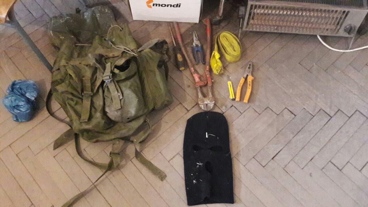 Полицаи и земеделци заловиха въоръжени крадци край Лом (СНИМКИ)