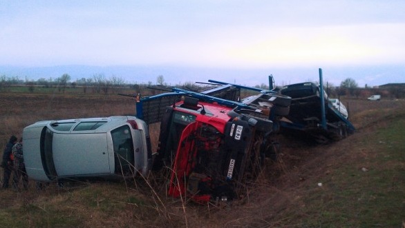 Автовоз с шест автомобила се преобърна в Пловдив