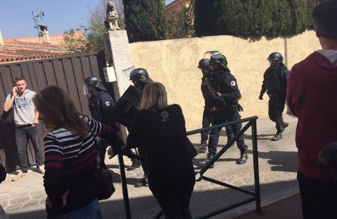 Двама ранени при стрелба във френско училище