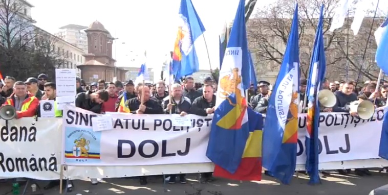 Полицаи излязоха на протест в Букурещ заради ниски заплати