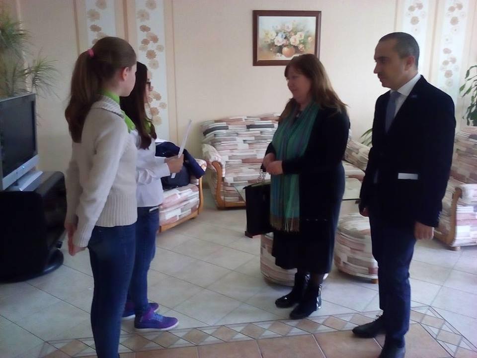 Ученици от Гимназията по туризъм в Търново се включиха в дарителска кампания в помощ  на осмокласничка