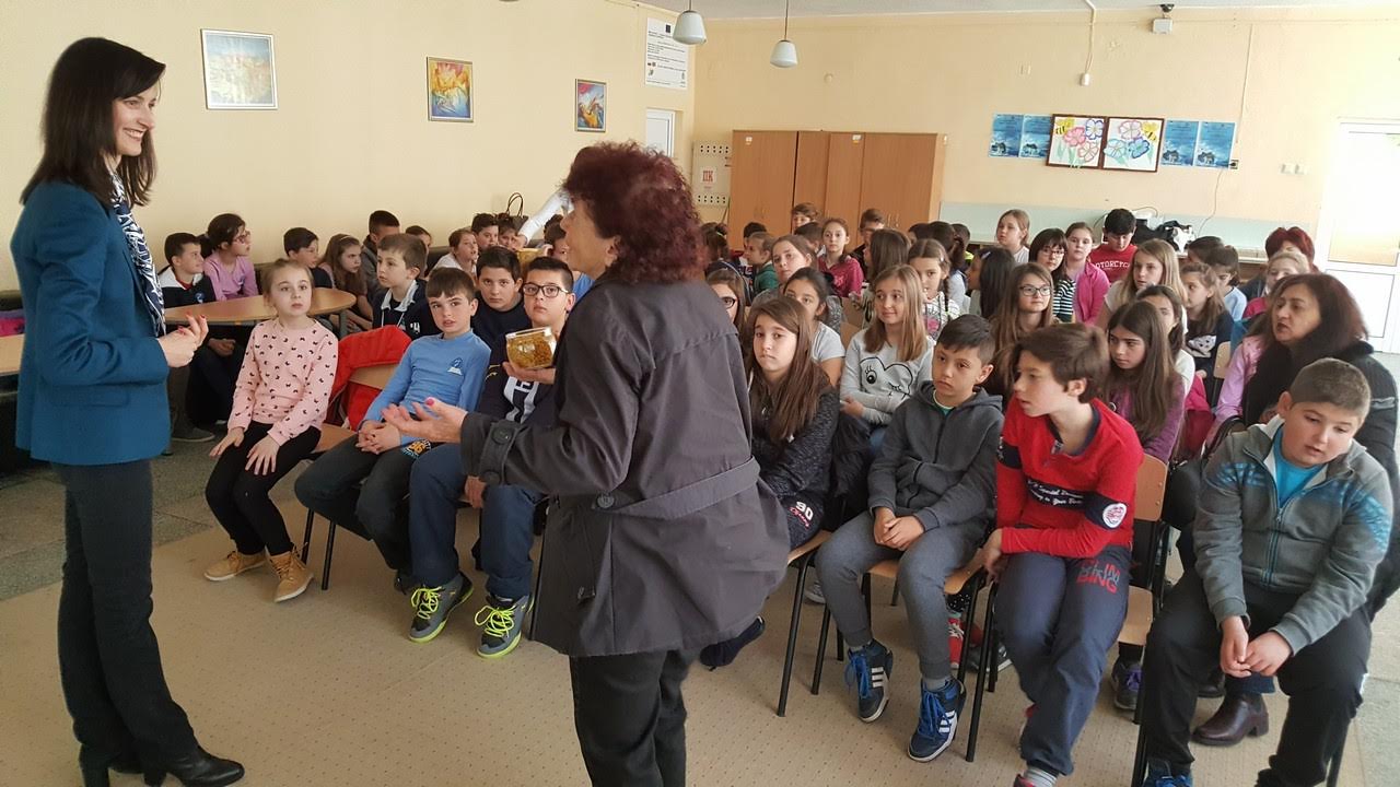 Ученици от Благоевград  опознаха света на пчелите с евродепутата Мария Габриел в кампанията „Медена закуска“