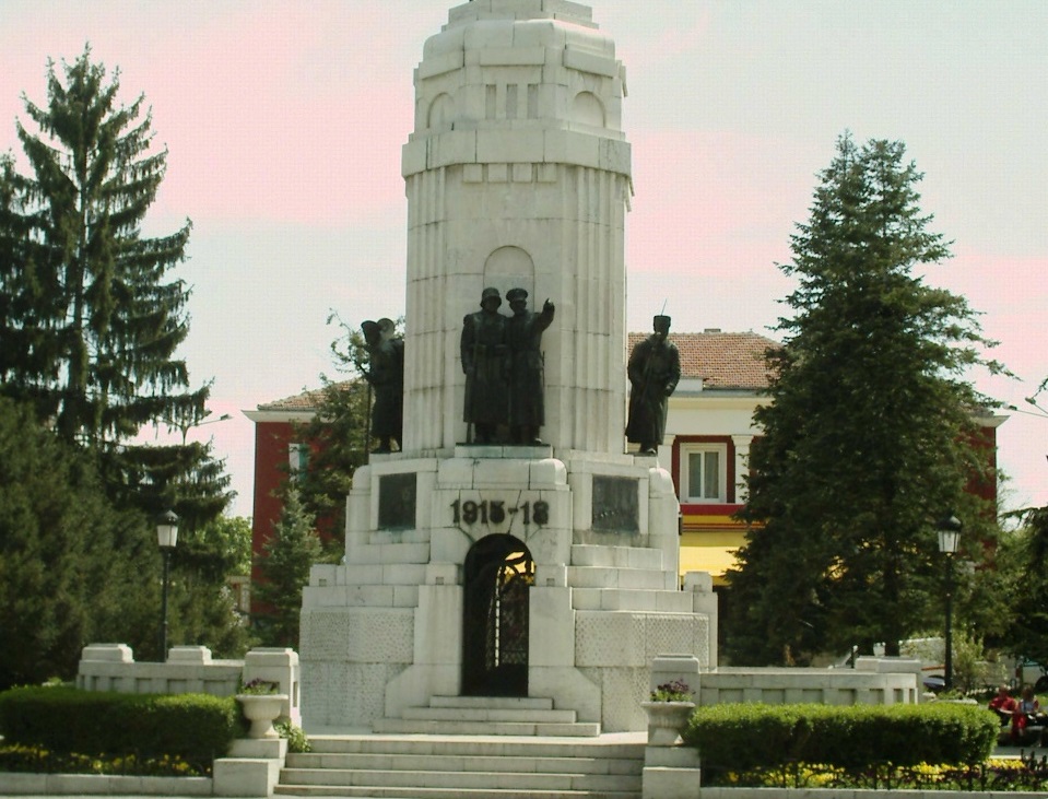 Вандали откраднаха орнаменти от паметника "Майка България" в Търново