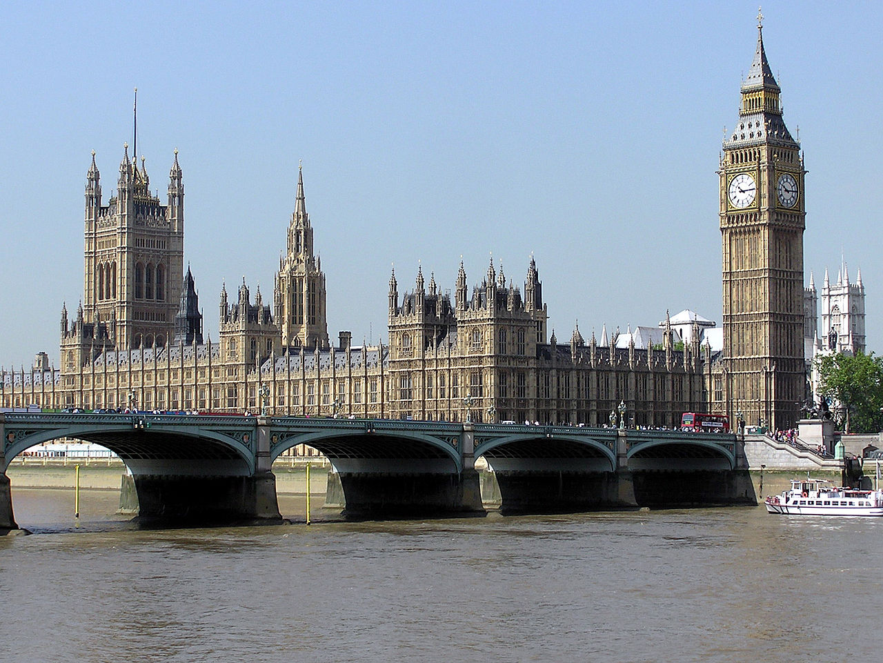 Британският парламент поднови работа ден след терористичната атака